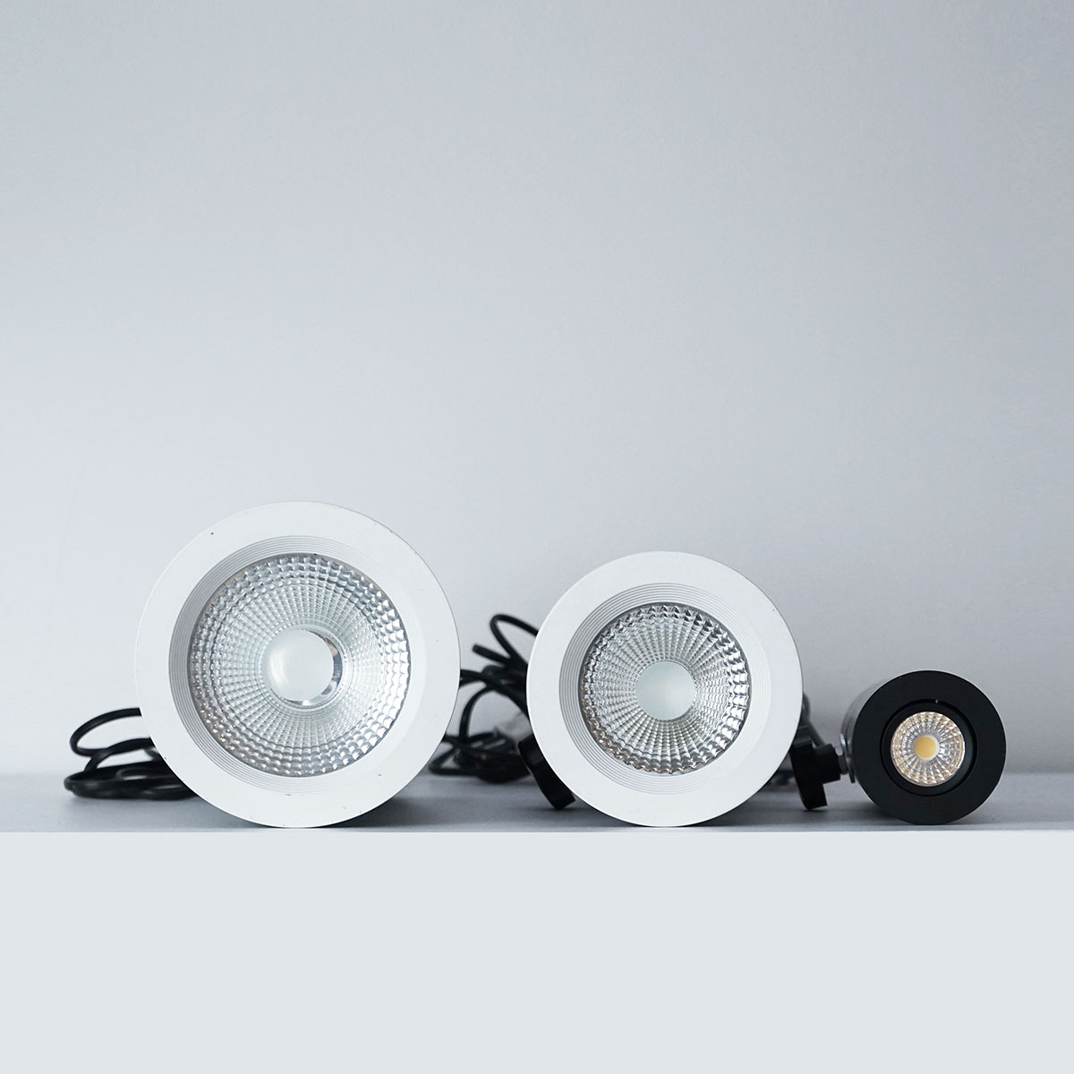 stand de feira com prateleiras e nichos de exposição