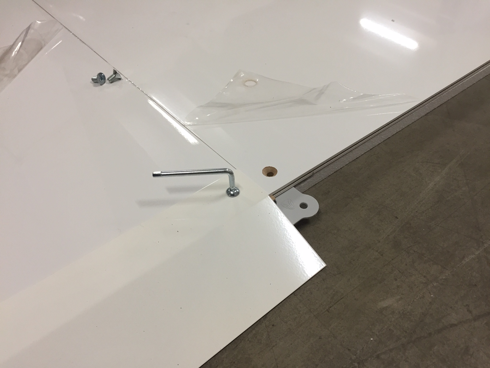 stand de feira com prateleiras e nichos de exposição