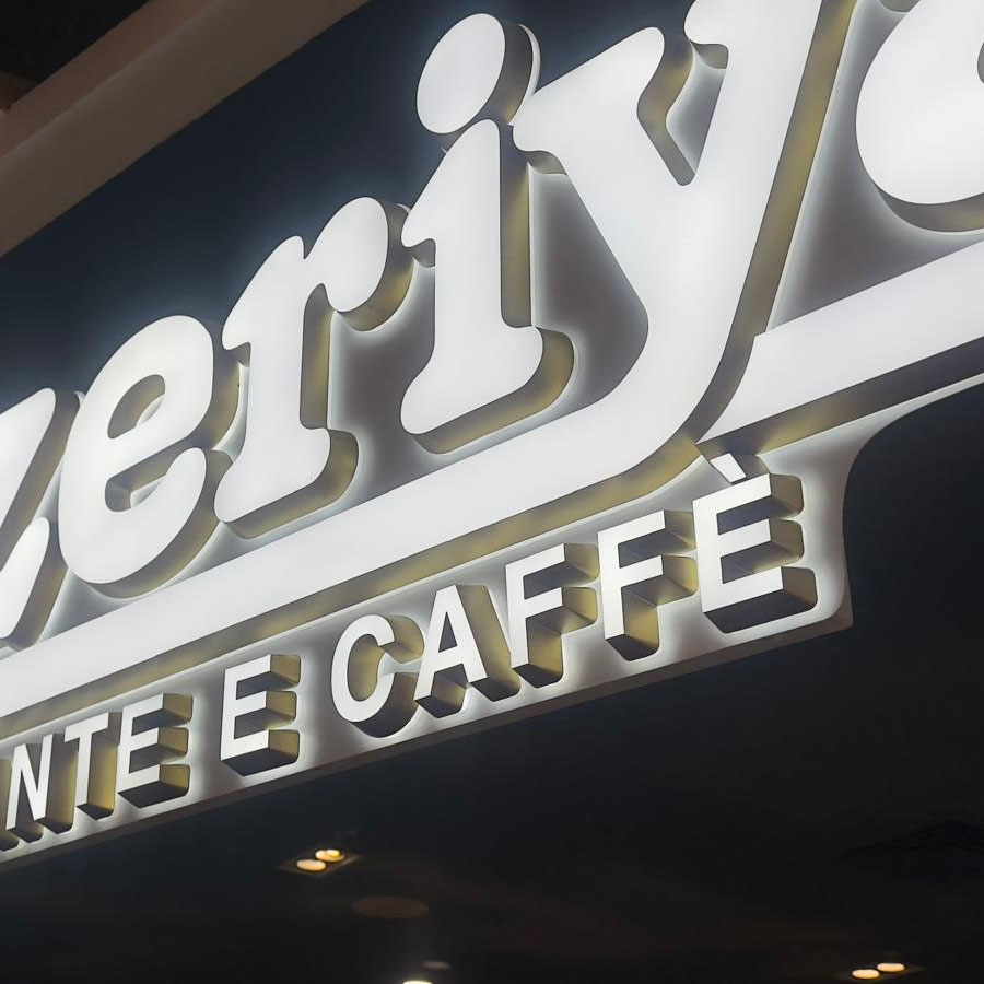 stand de feira com prateleiras e nichos de exposição