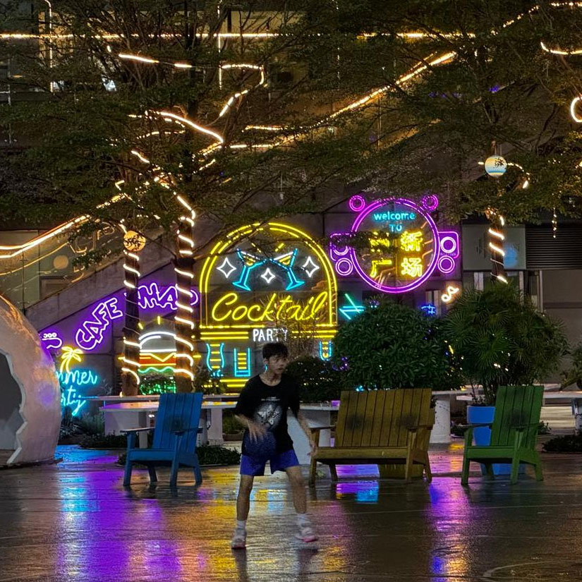 stand de feira com prateleiras e nichos de exposição