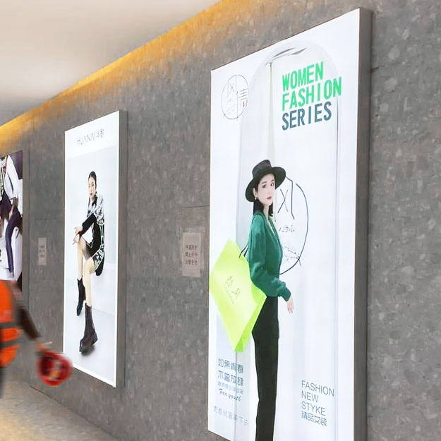 stand de feira com prateleiras e nichos de exposição